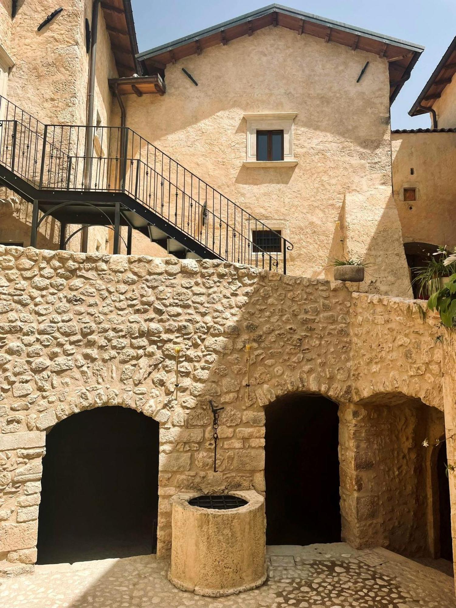 Palazzo Pirro Dimora Storica Bed & Breakfast Acciano Exterior photo
