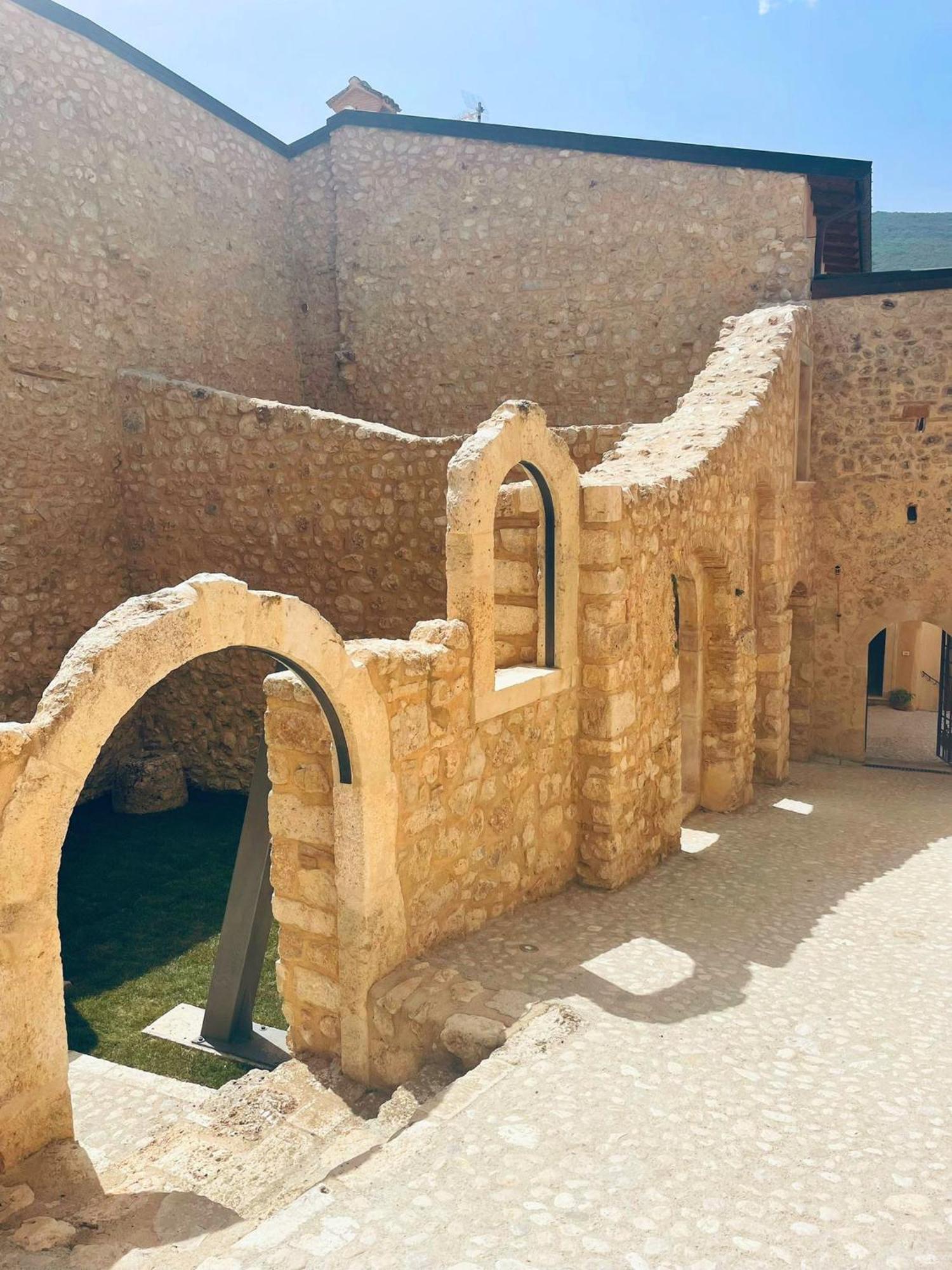 Palazzo Pirro Dimora Storica Bed & Breakfast Acciano Exterior photo