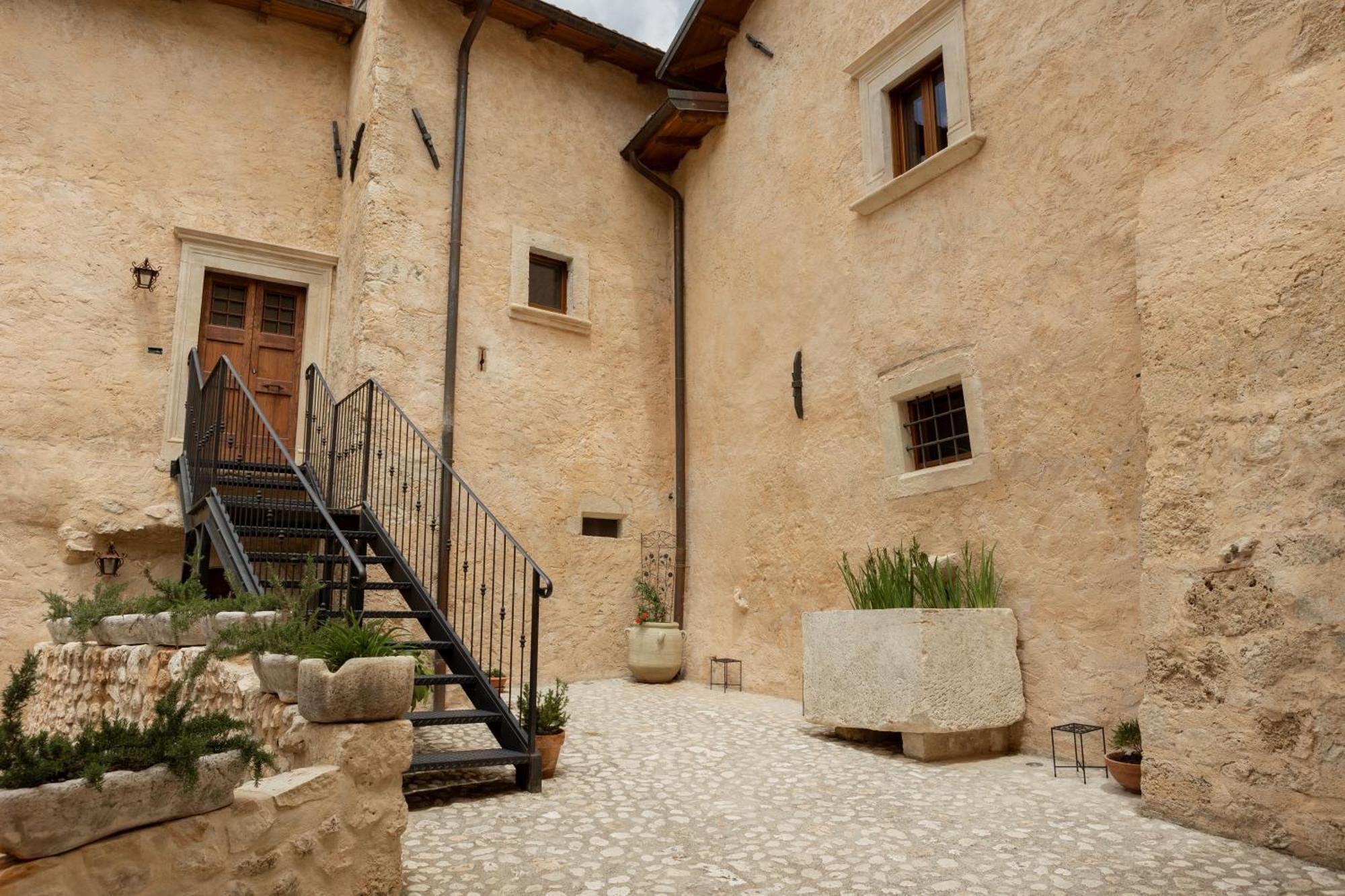 Palazzo Pirro Dimora Storica Bed & Breakfast Acciano Exterior photo